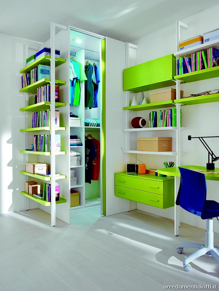 Il letto in finitura rovere con testiera imbottito qui visto in posizione alternativa, anche con un comodino 'alternativo' in acciaio inox.